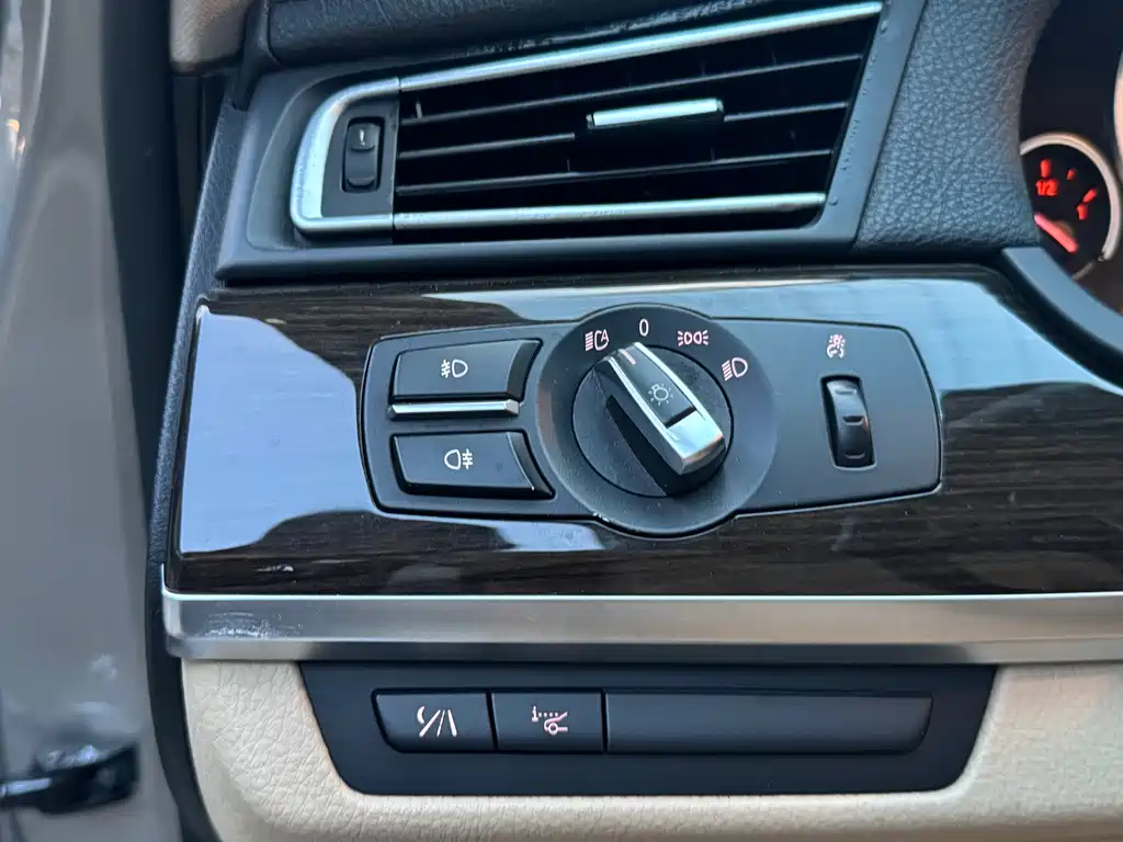 BMW 7 Series 2012 — фото 11