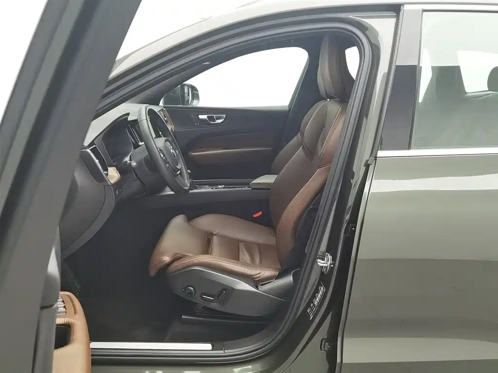 Volvo XC60 2021 — фото 10