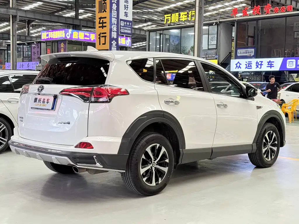 Toyota RAV4 2018 — фото 6