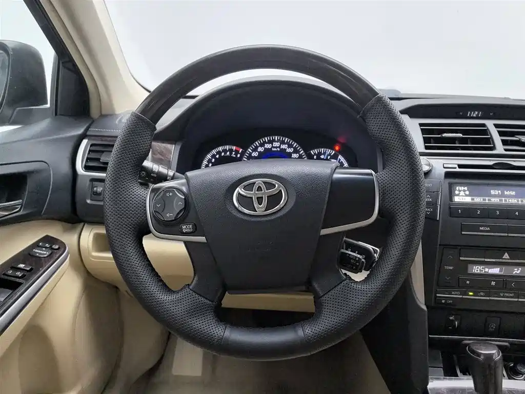 Toyota Camry 2016 — фото 11