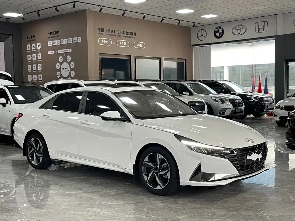 Hyundai Elantra 2023 — фото 3