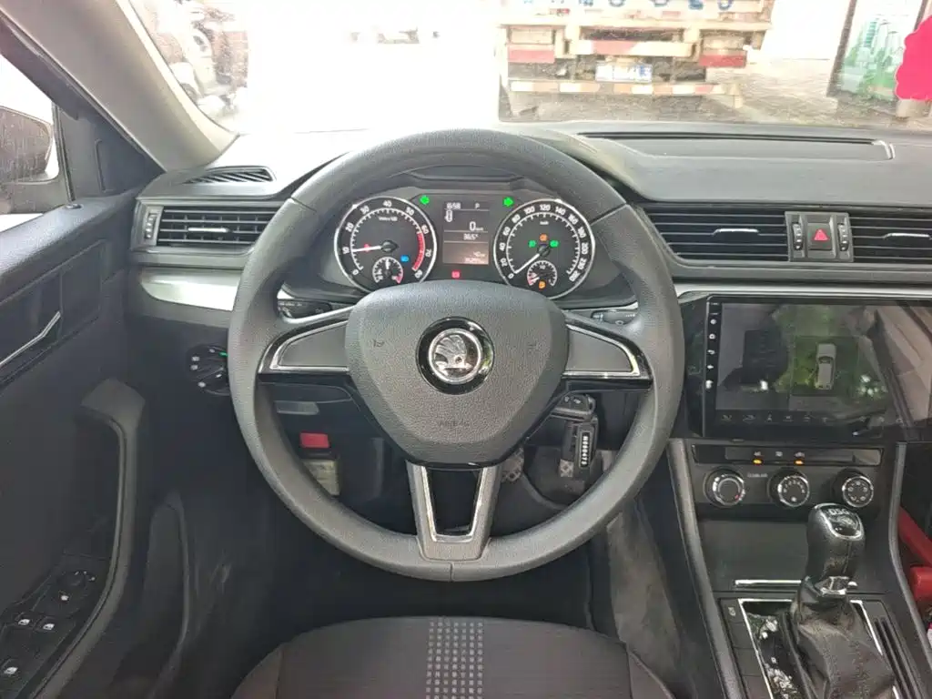 Skoda Superb 2018 — фото 11