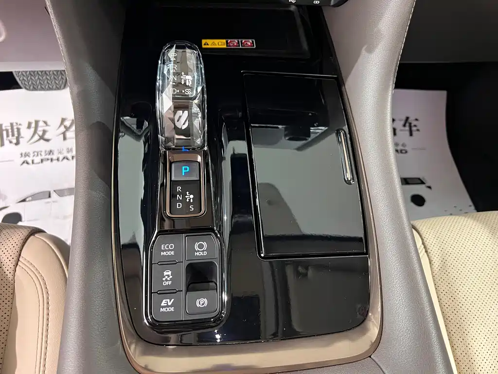 Toyota Alphard 2025 — фото 24