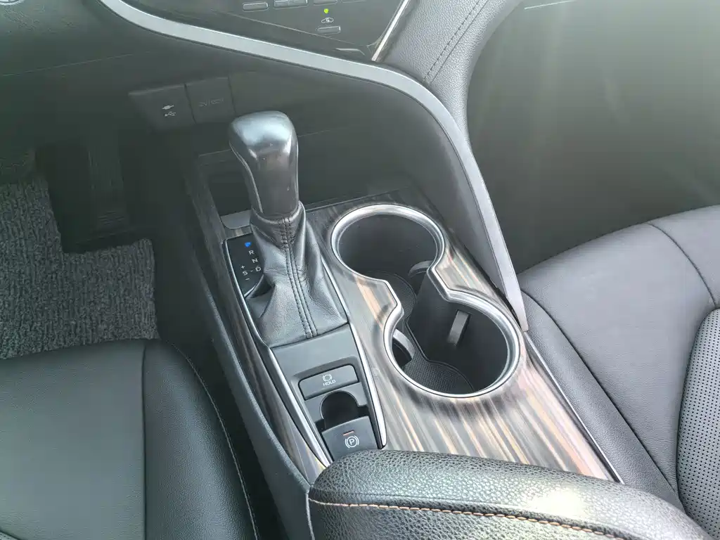 Toyota Camry 2018 — фото 19