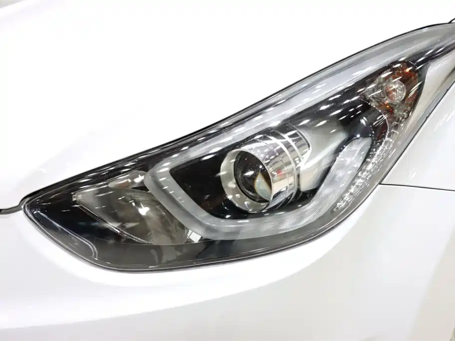 Hyundai Elantra 2017 — фото 18