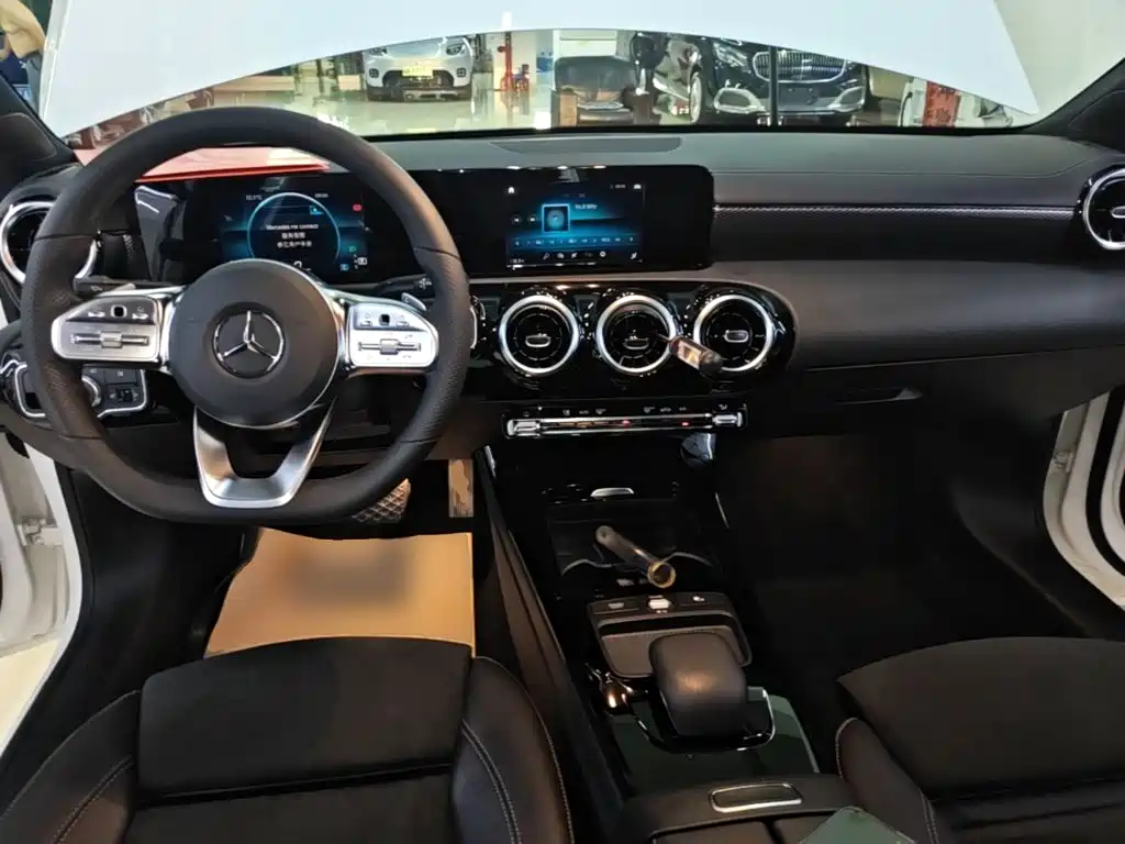Mercedes-Benz A-Class 2020 — фото 10