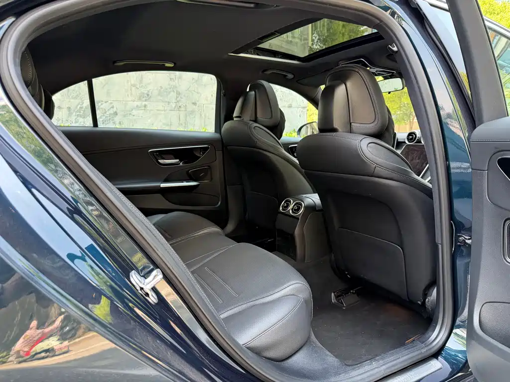 Mercedes-Benz C-Class 2024 — фото 11