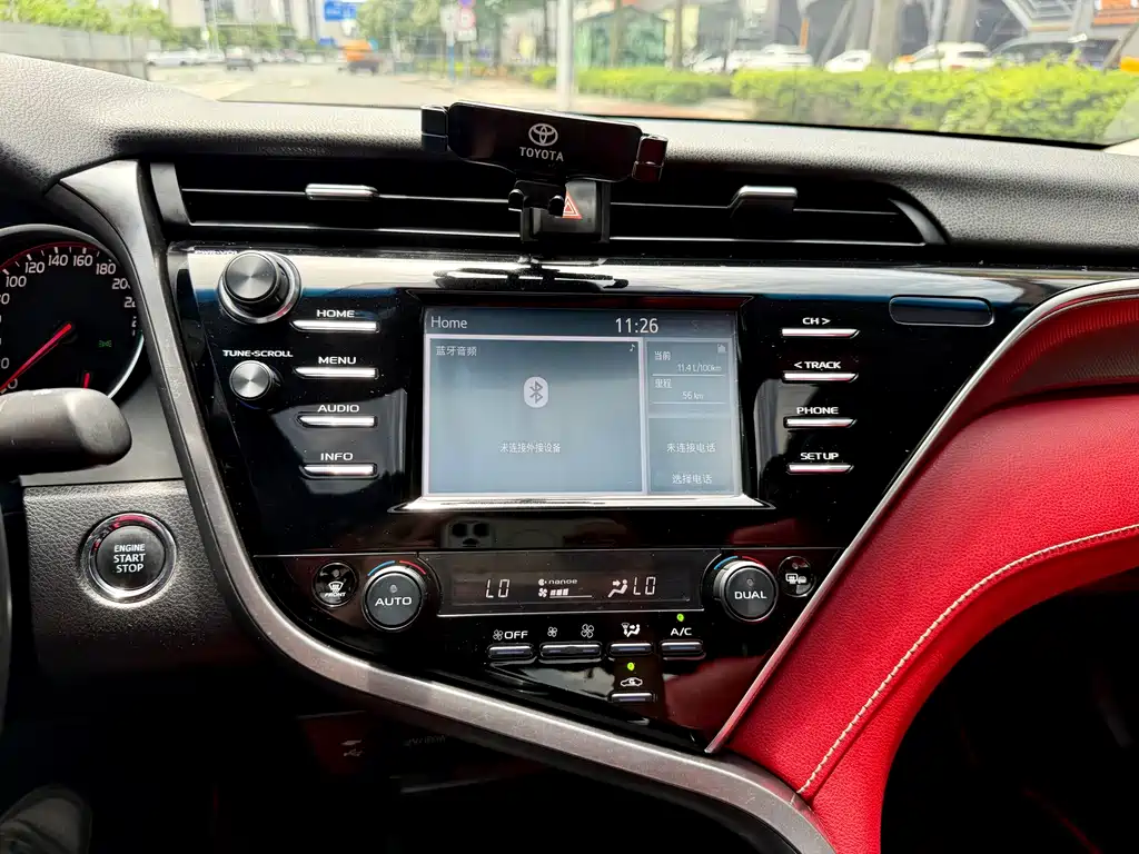Toyota Camry 2018 — фото 17