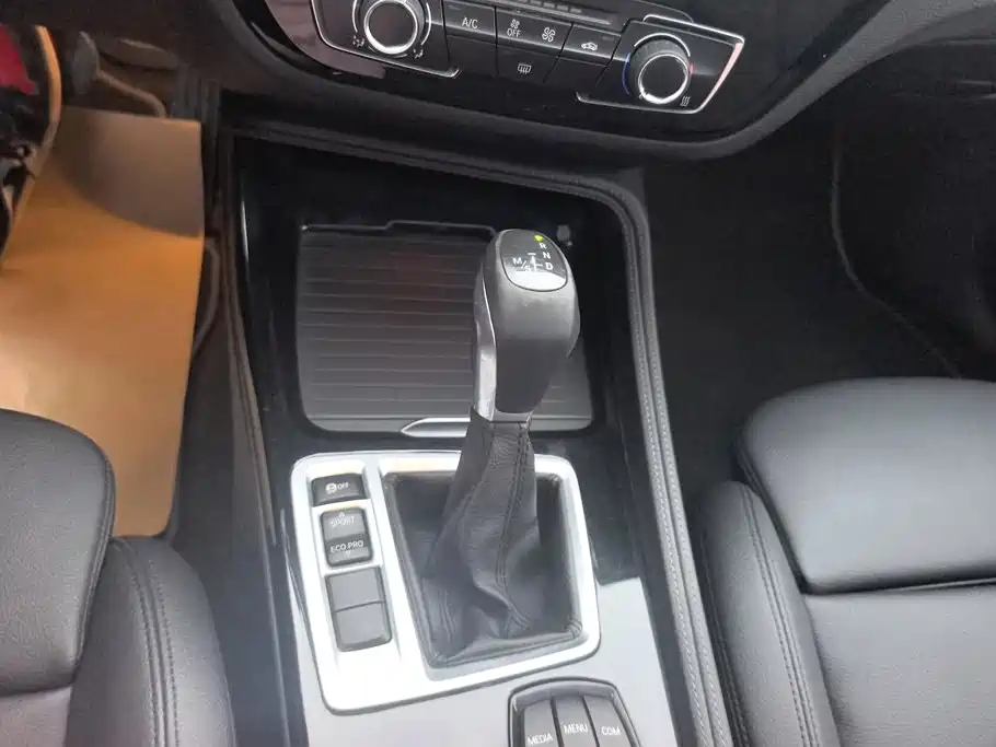 BMW 1 Series 2018 — фото 16