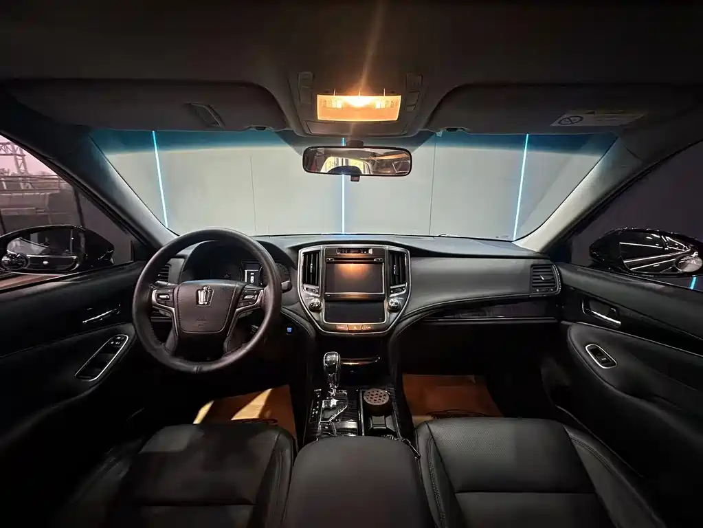 Toyota Crown 2017 — фото 10