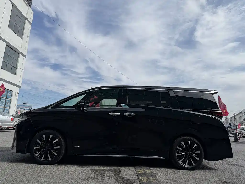 Toyota Vellfire 2023 — фото 3