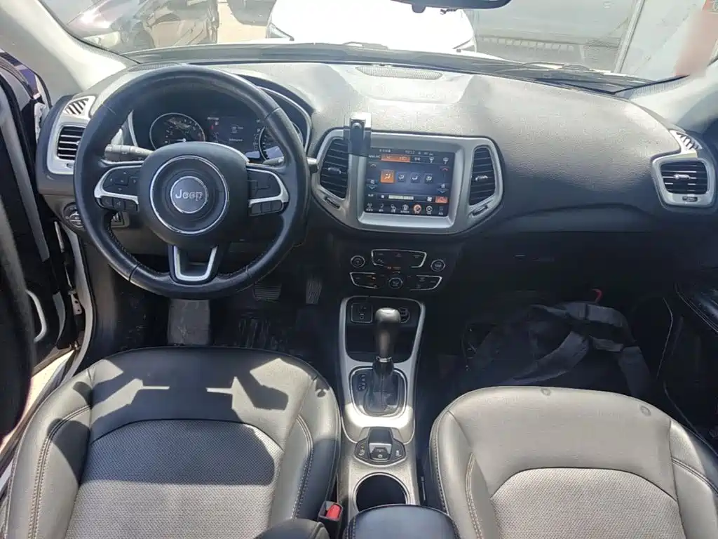 Jeep Compass 2018 — фото 10