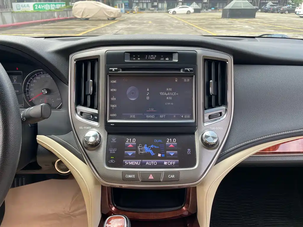 Toyota Crown 2017 — фото 27