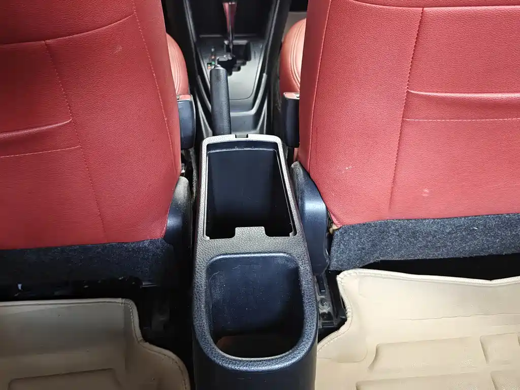 Toyota Yaris L 2018 — фото 13