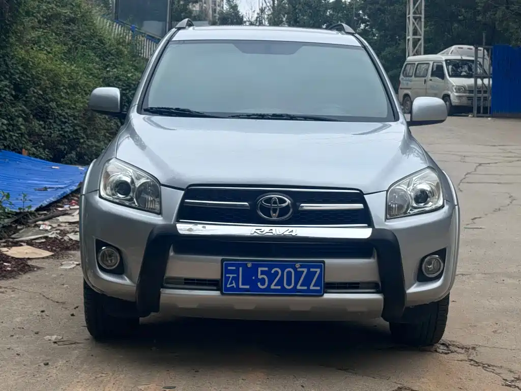 Toyota RAV4 2010 — фото 2
