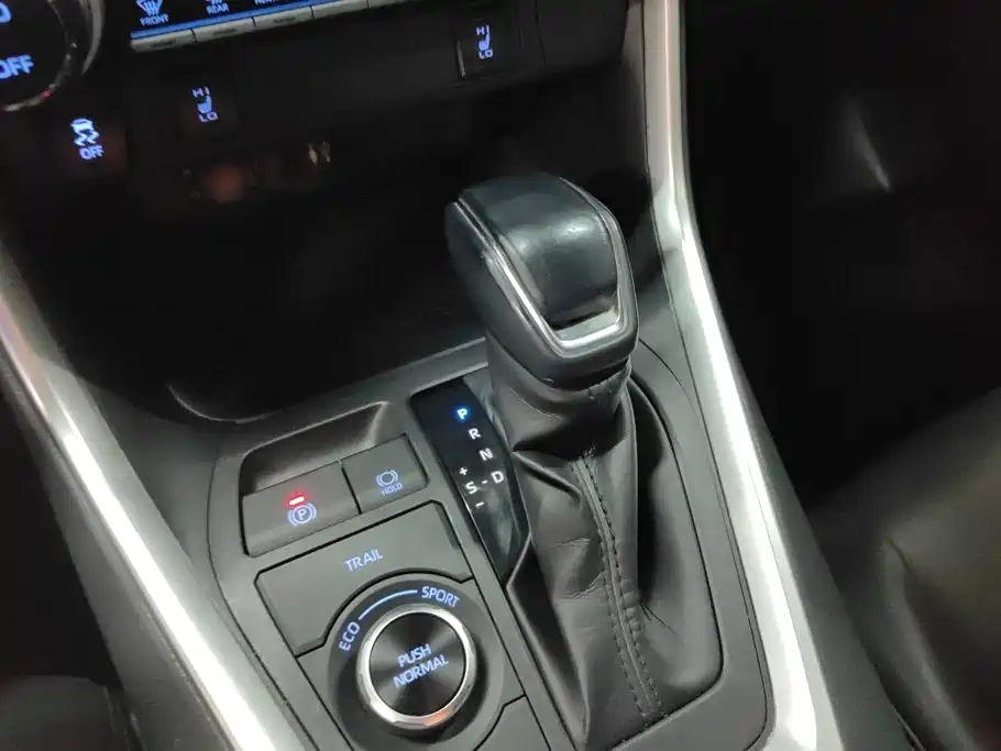 Toyota RAV4 2021 — фото 16