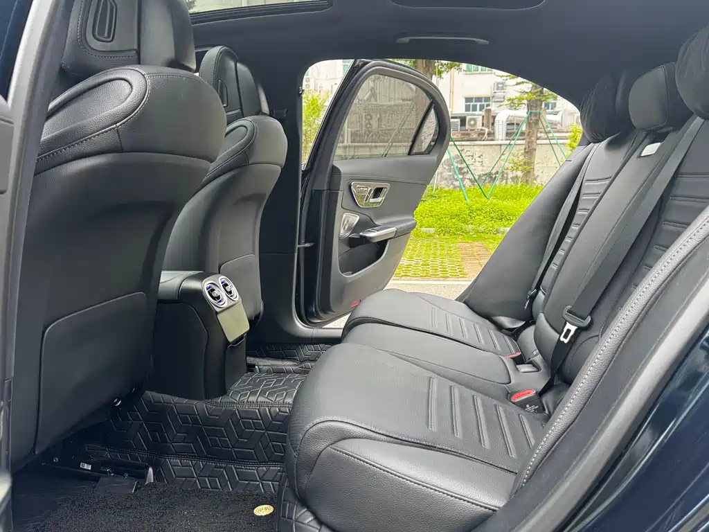 Mercedes-Benz C-Class 2025 — фото 19