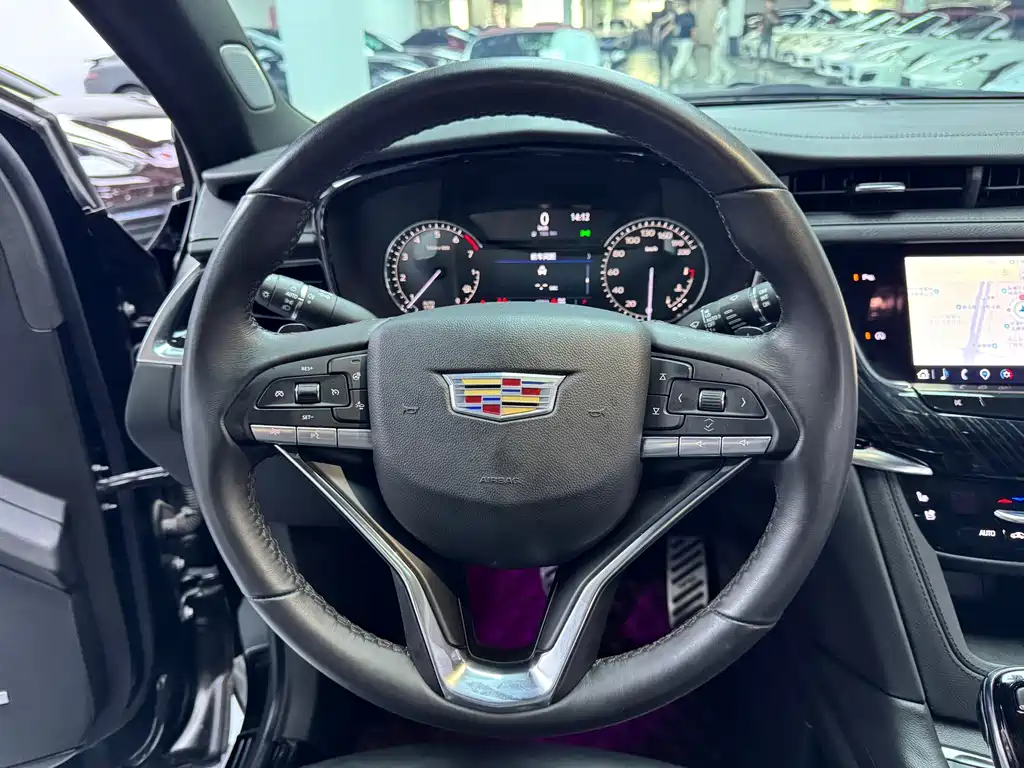Cadillac XT6 2022 — фото 8
