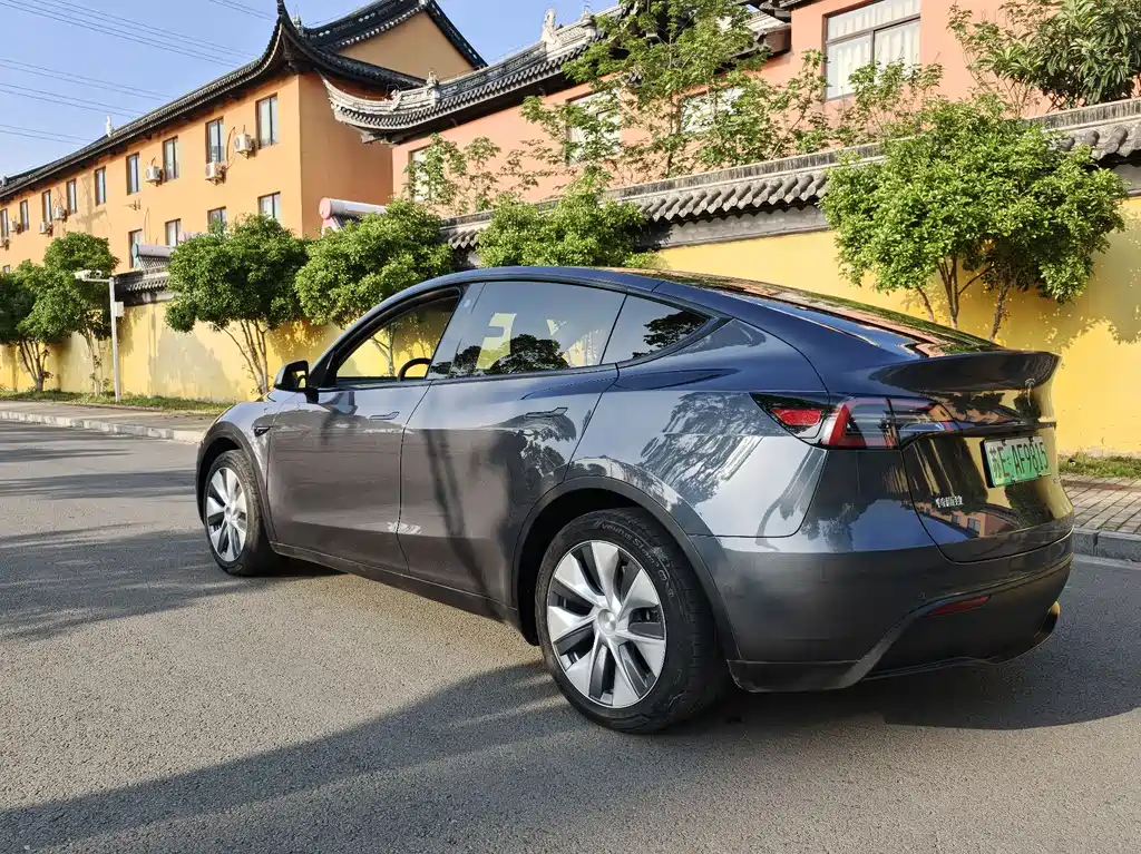 Tesla Model Y 2023 — фото 16