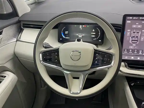 Volvo EM90 2025