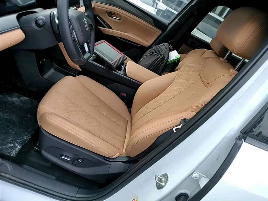 BYD L DM-i 2026 — фото 15