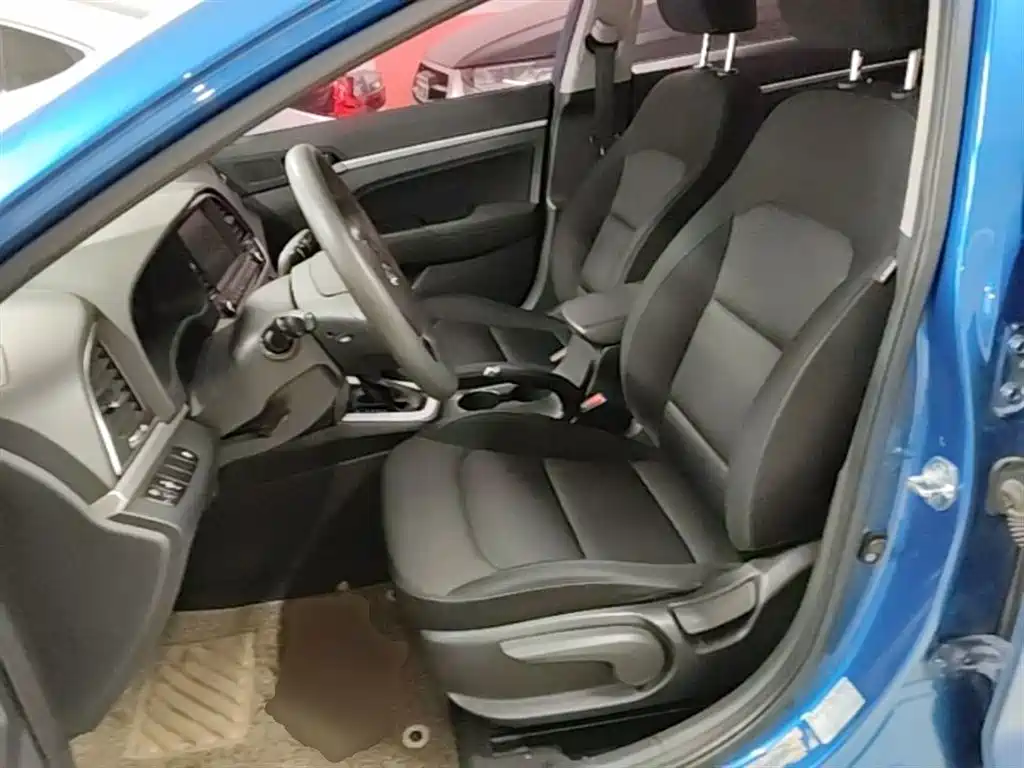 Hyundai Elantra 2018 — фото 15