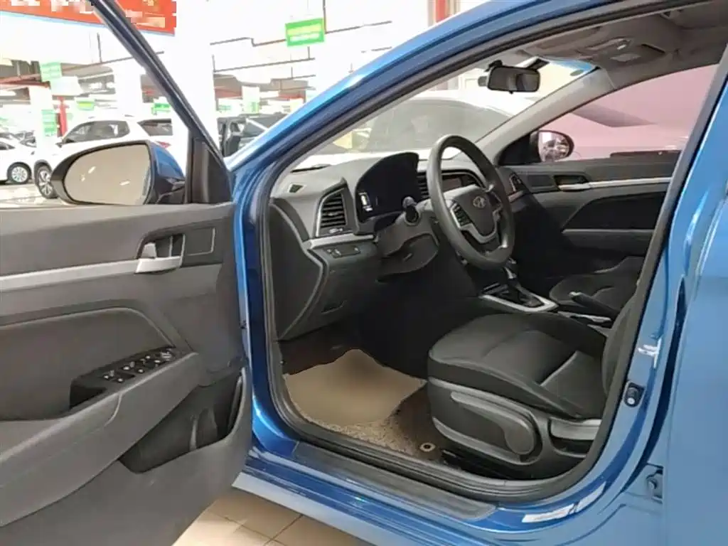 Hyundai Elantra 2018 — фото 16