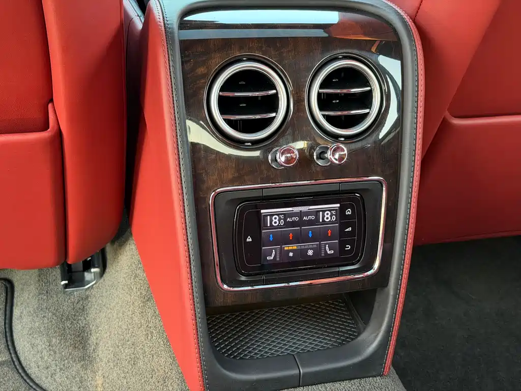 Bentley Flying Spur 2017 — фото 15