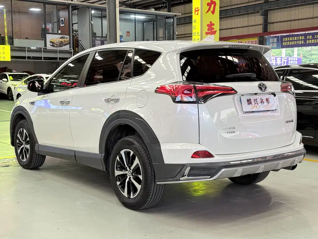 Toyota RAV4 2018 — фото 4