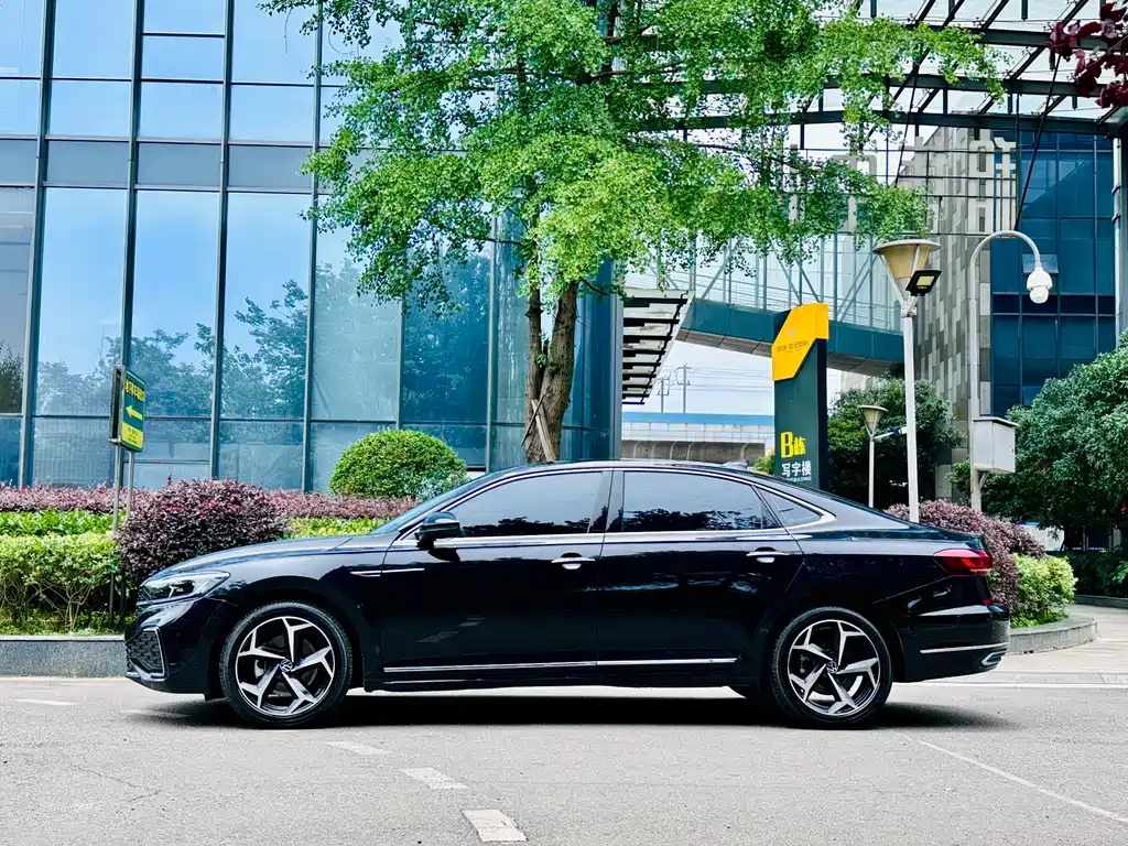 Volkswagen Passat 2023 — фото 3