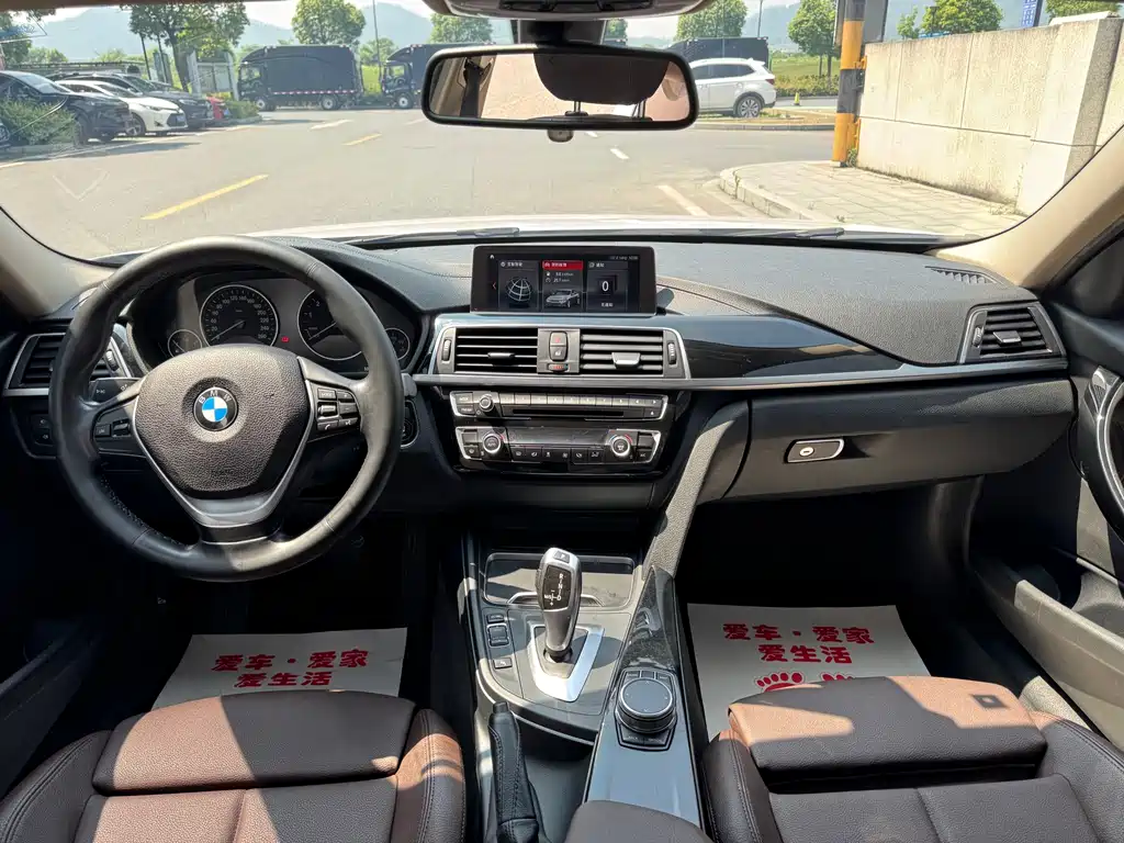 BMW 3 Series 2019 — фото 10