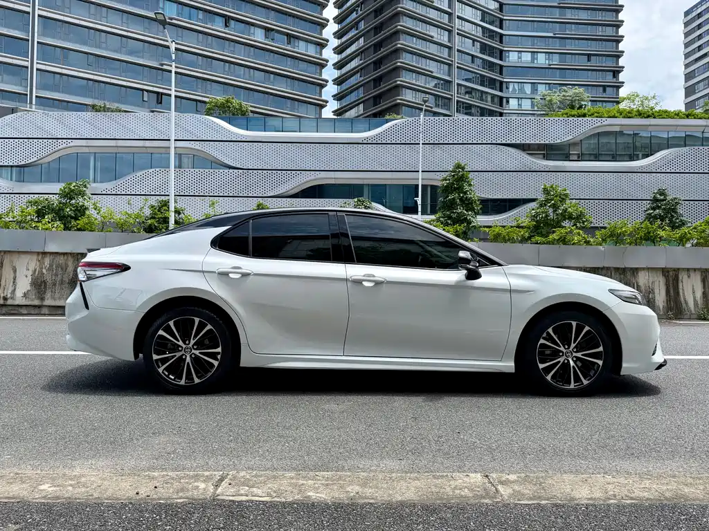 Toyota Camry 2018 — фото 7