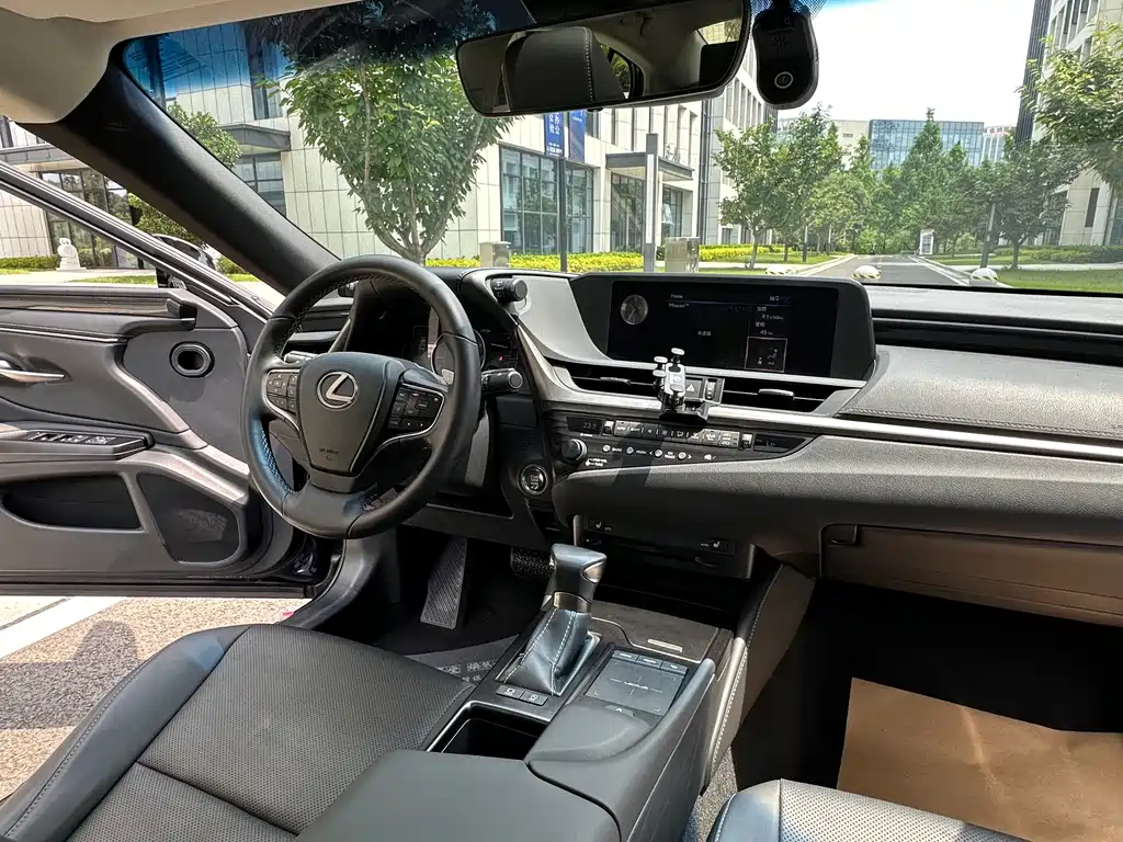 Lexus ES 2020 — фото 14