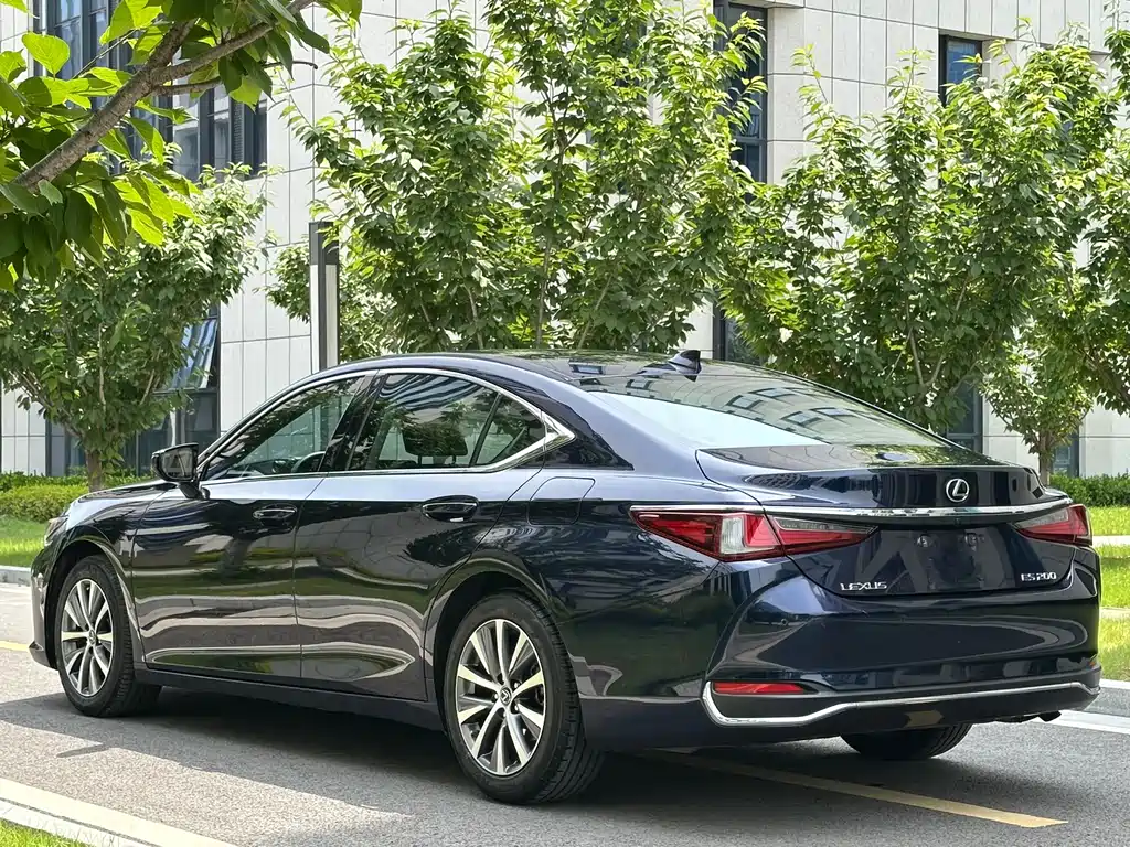 Lexus ES 2020 — фото 28