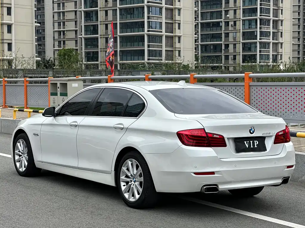 BMW 5 Series 2015 — фото 17