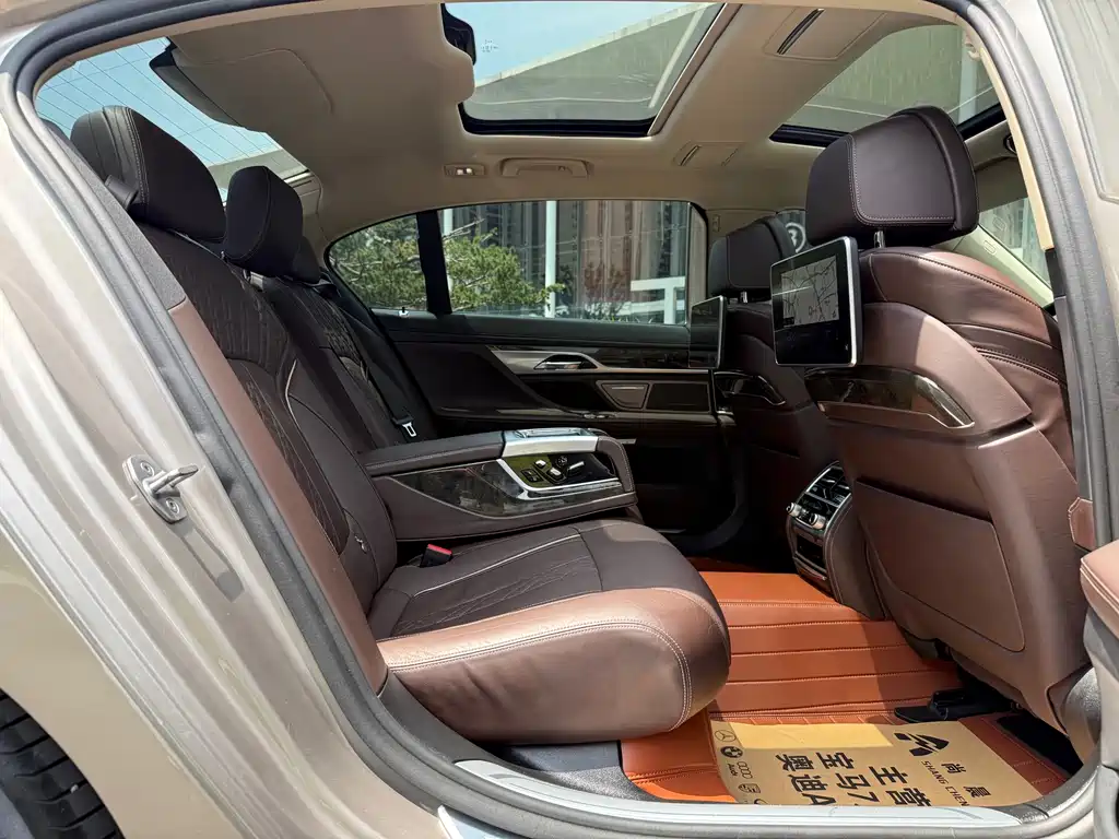 BMW 7 Series 2018 — фото 10