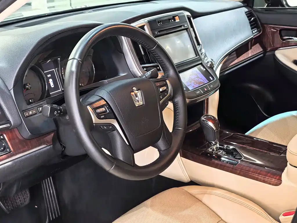 Toyota Crown 2016 — фото 10