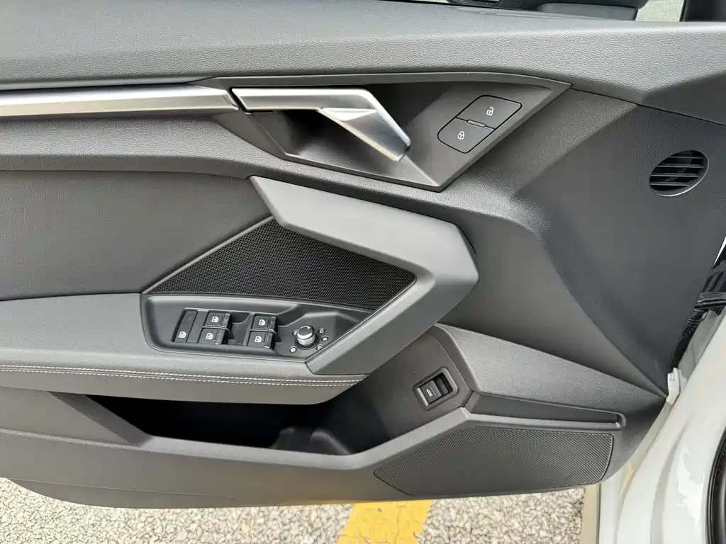 Audi A3 2023 — фото 17