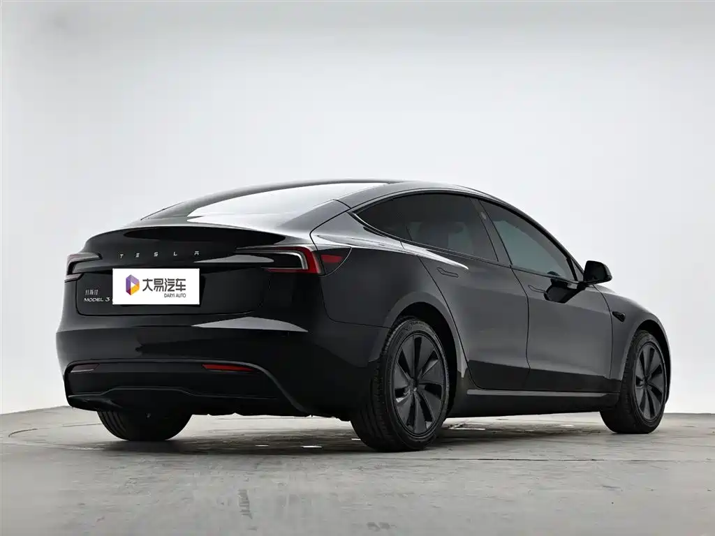 Tesla Model 3 2025 — фото 3