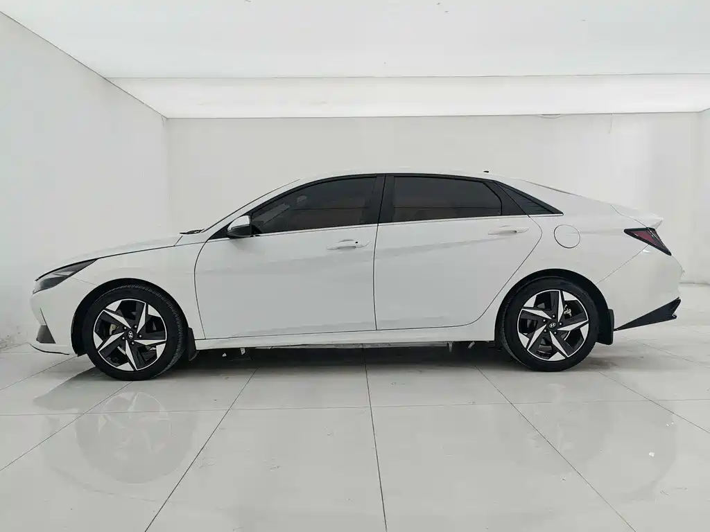 Hyundai Elantra 2021 — фото 17