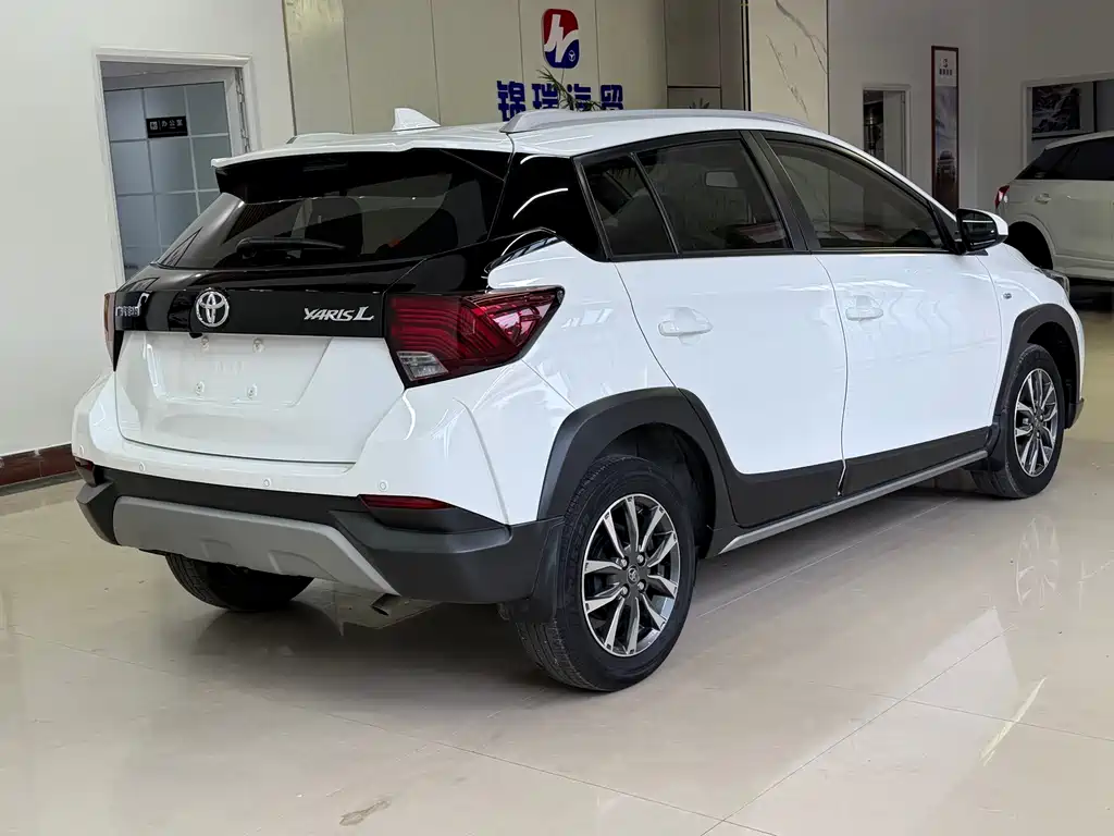 Toyota Yaris L 2022 — фото 7