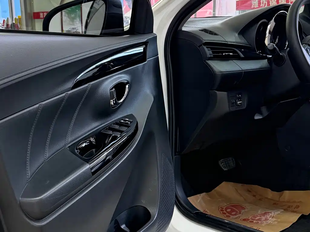 Toyota Yaris L 2022 — фото 12