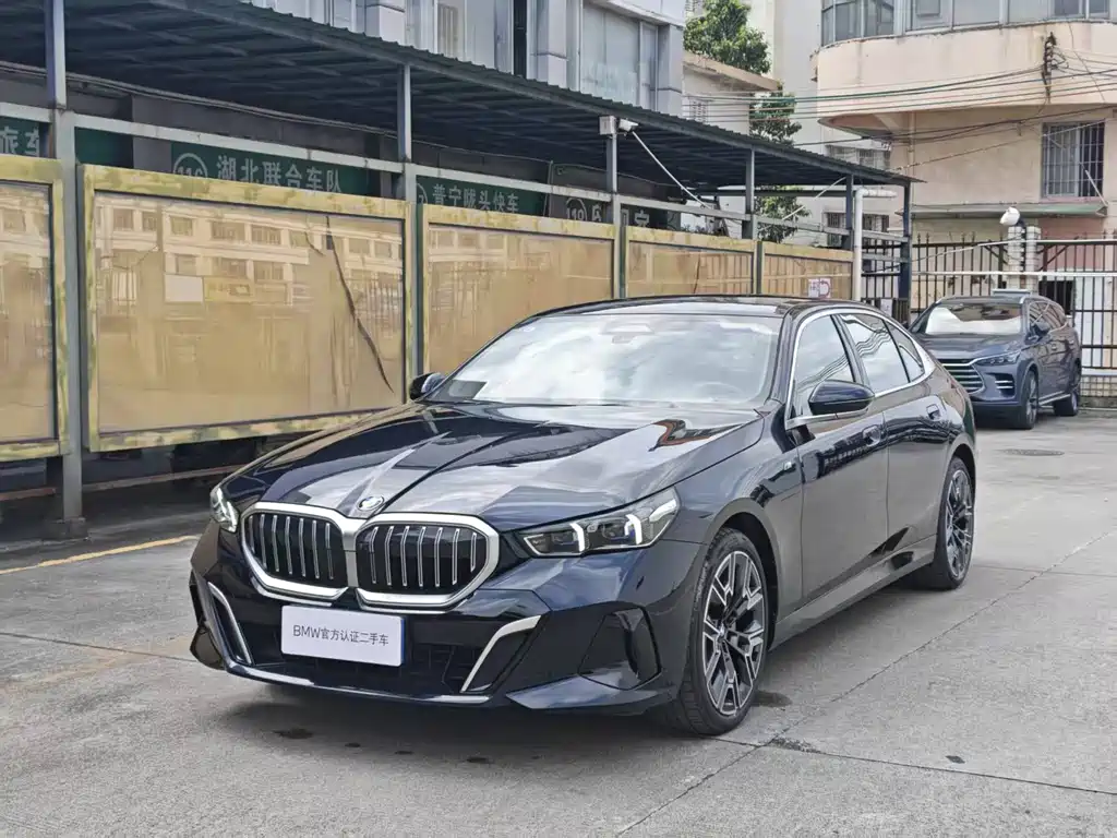 BMW 5 Series 2025 — фото 1