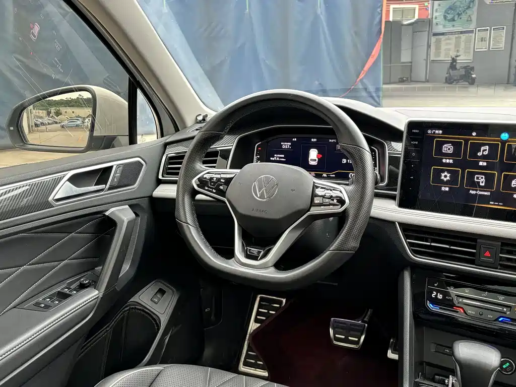 Volkswagen Tiguan L 2023 — фото 9