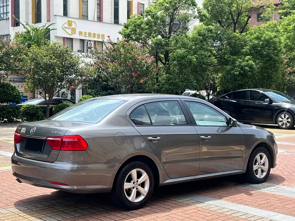 Volkswagen Lavida 2013