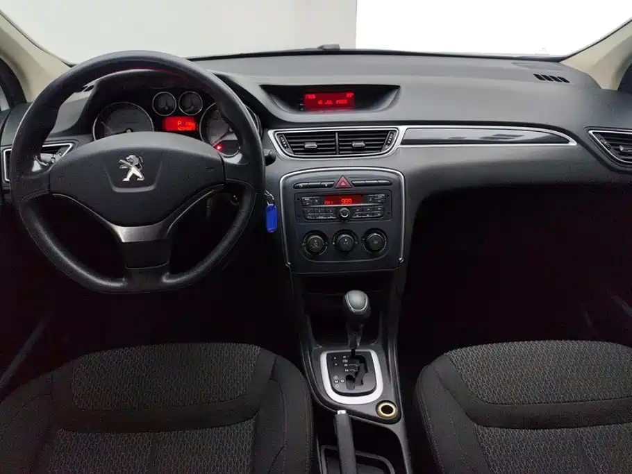 Peugeot 308 2015 — фото 12