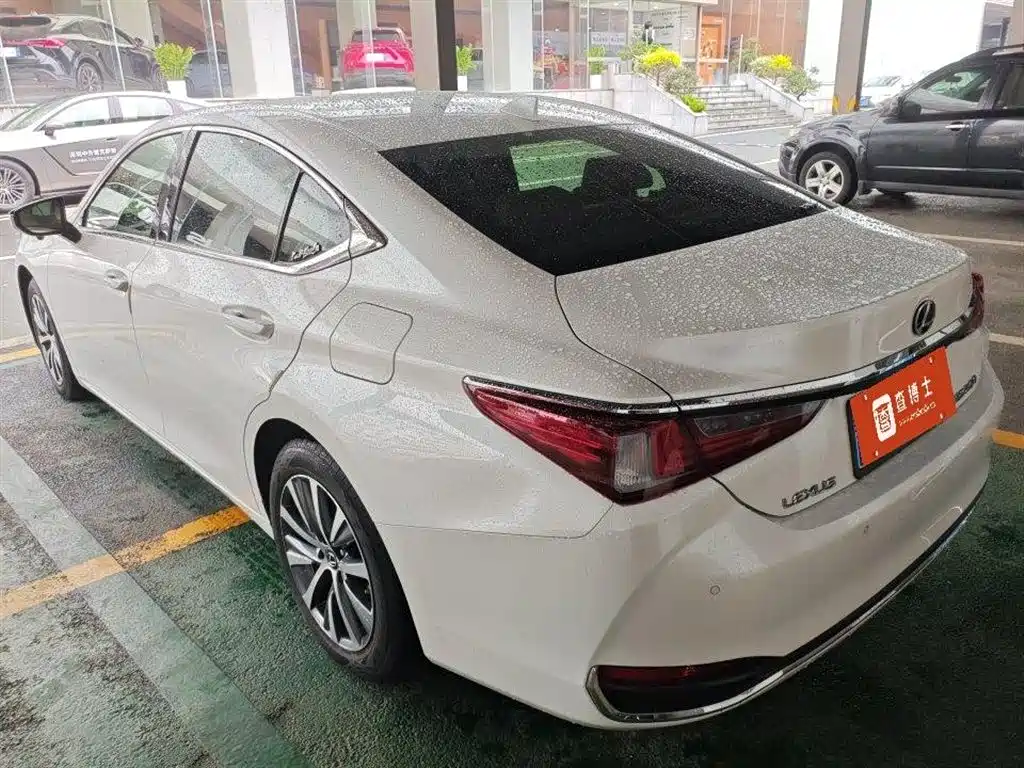 Lexus ES 2019 — фото 12