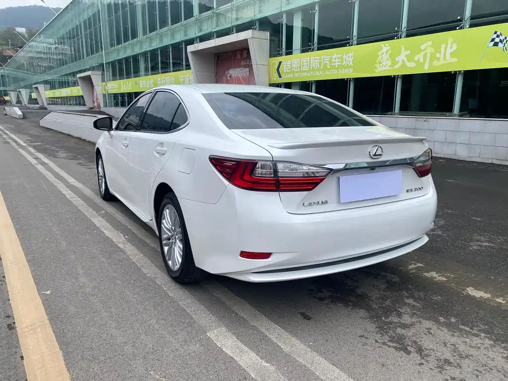 Lexus ES 2017 — фото 10