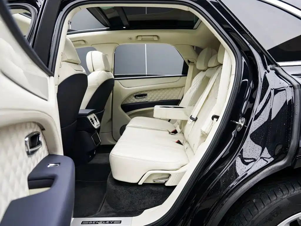 Bentley Bentayga 2023 — фото 10