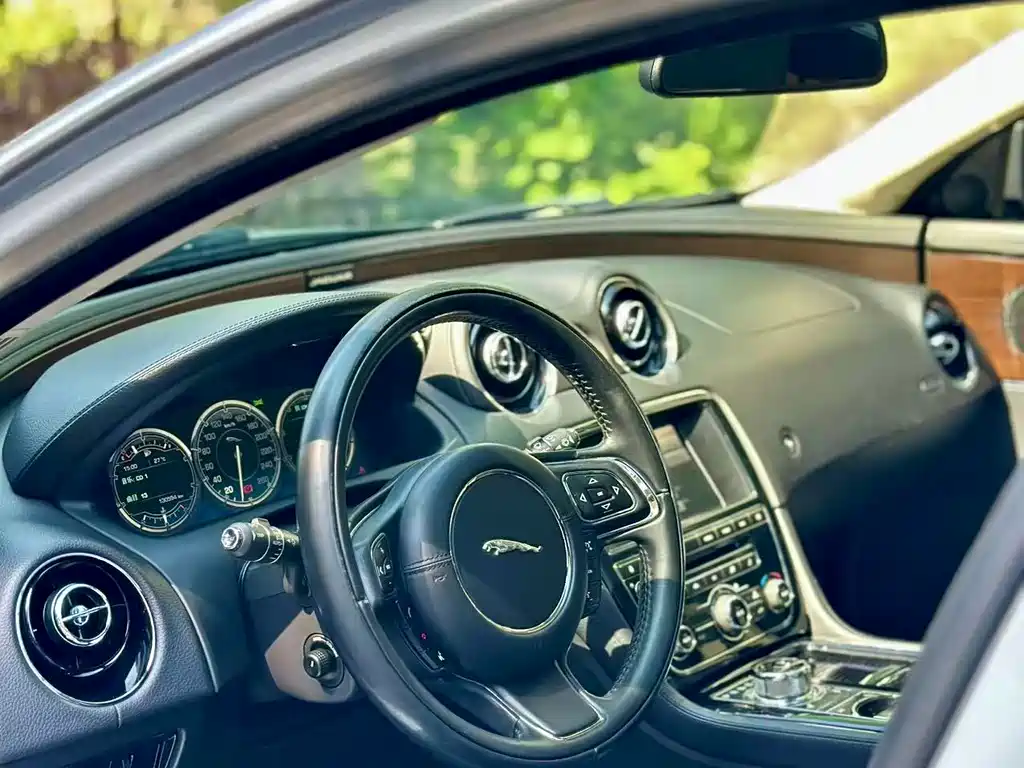 Jaguar XJ 2015 — фото 4